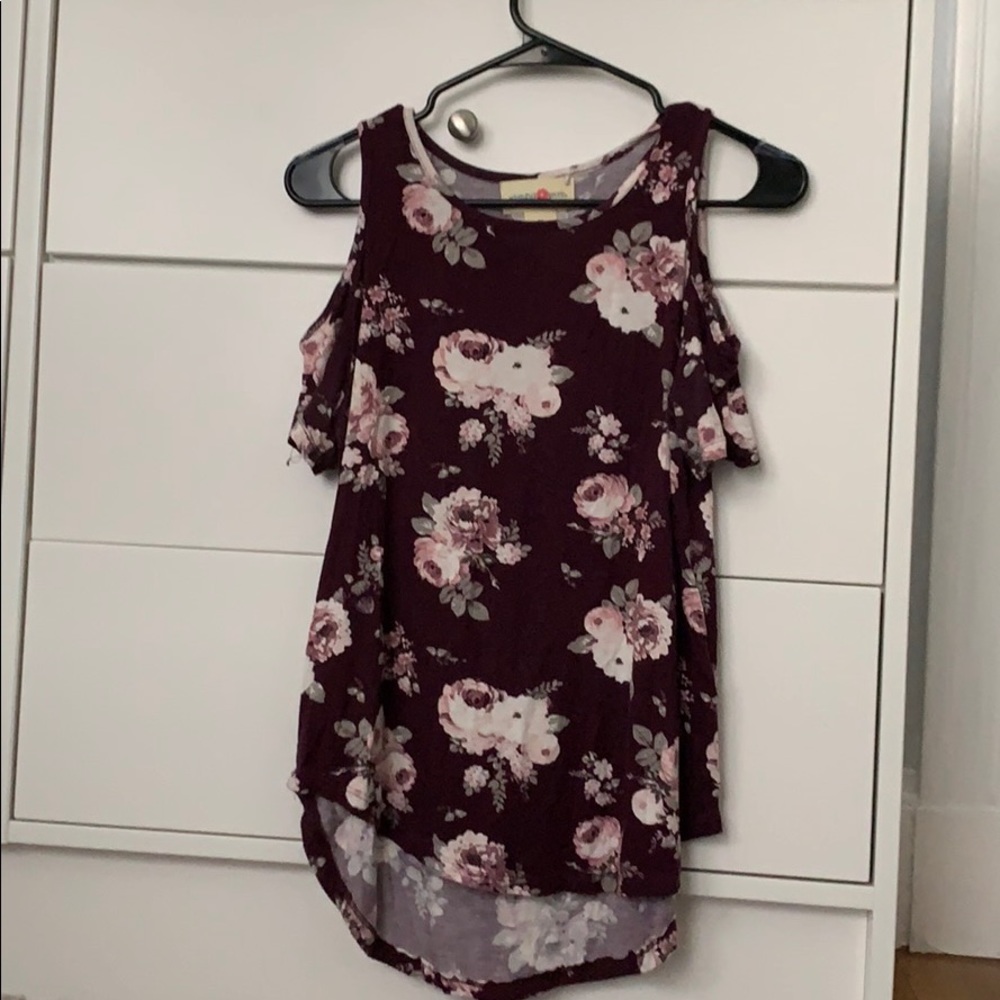 Flowery blouse with shoulder cutouts